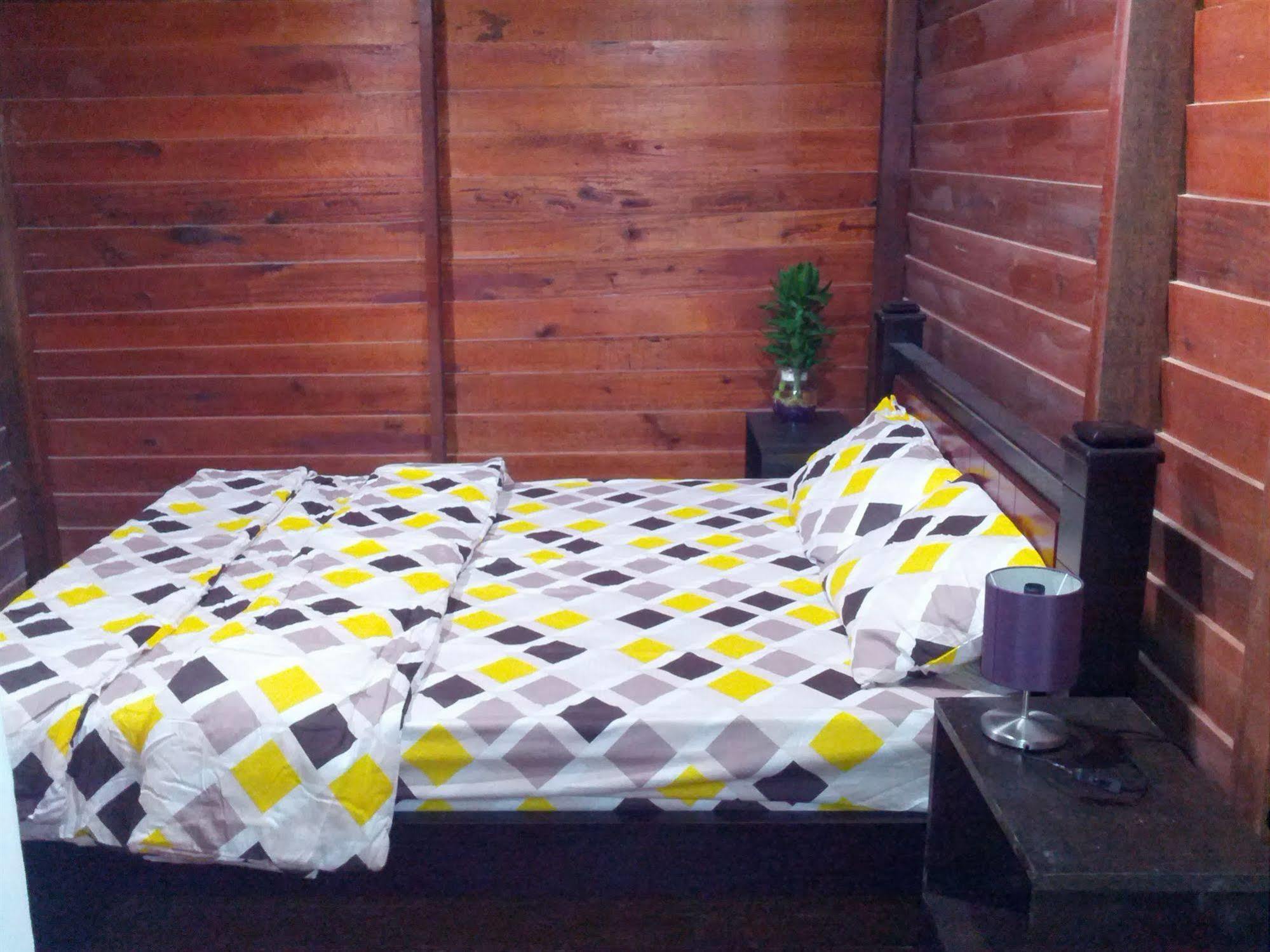 Funky Huts 3*