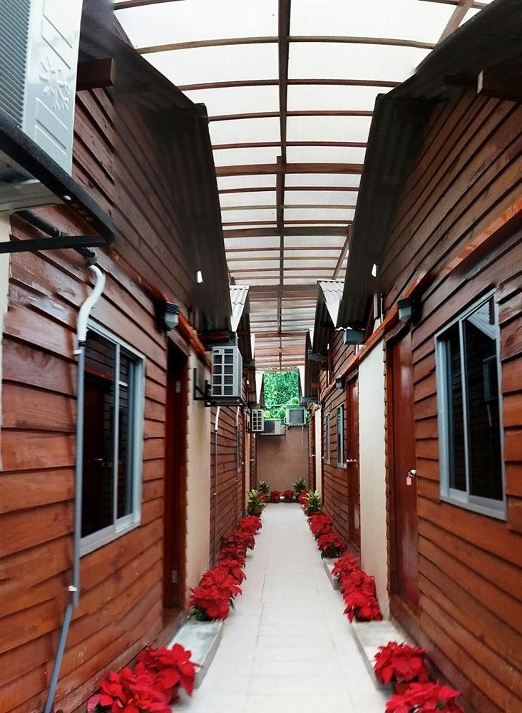 Funky Huts Hotel 3*