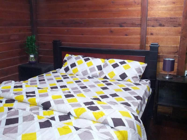 Funky Huts 3*
